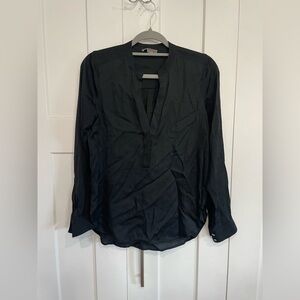 Vince Black Silk Blouse Size 4 Long Sleeve Pullover V-Neck Button Cuff Top